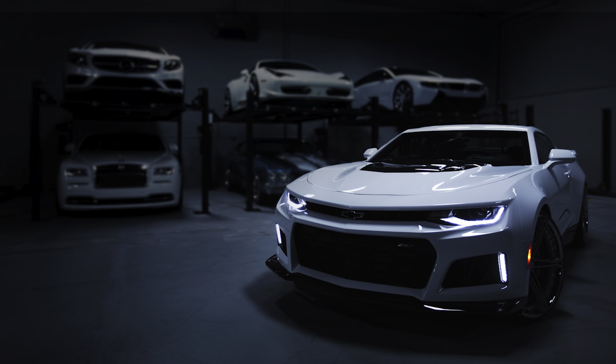 Faróis dianteiros de automóvel com lentes transparentes e limpas