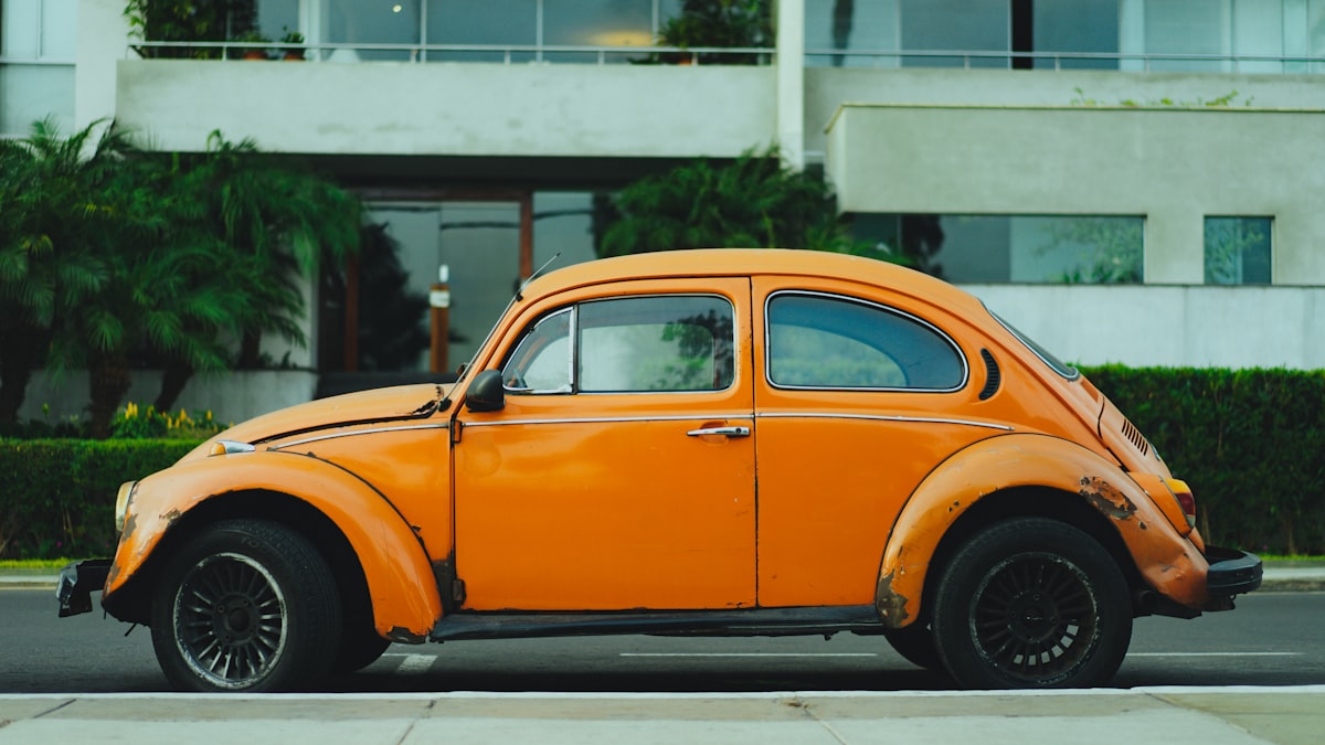 Automóvel branco estacionado com carroçaria impecavelmente limpa e reflexos nítidos